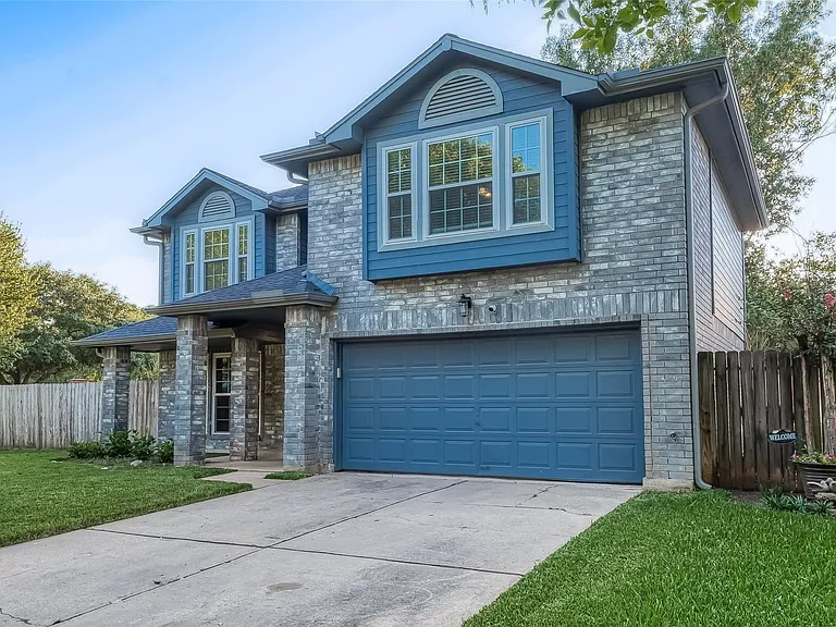 2122 Courtshire Ln — Photo 2