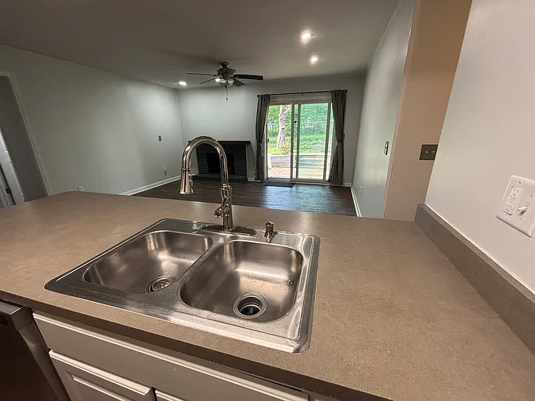 512 Woodland Ct — Photo 5