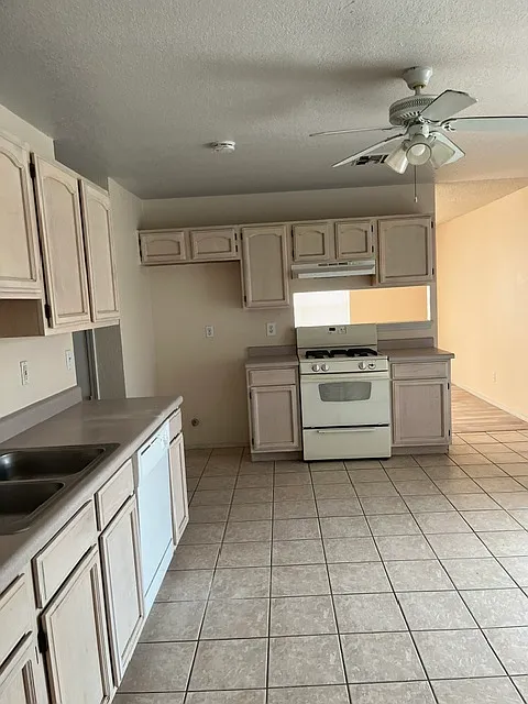 3 bed, 1159 sqft, $1,350 — Photo 2