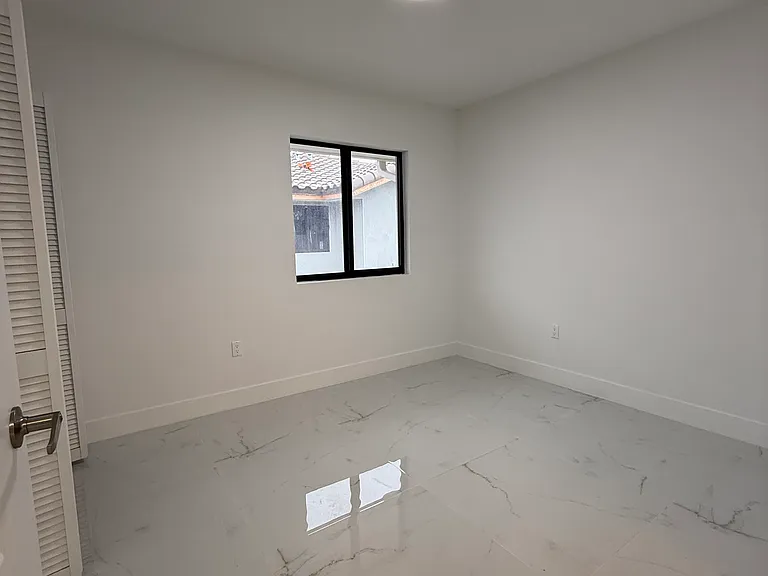 565 W 77th St #B — Photo 11