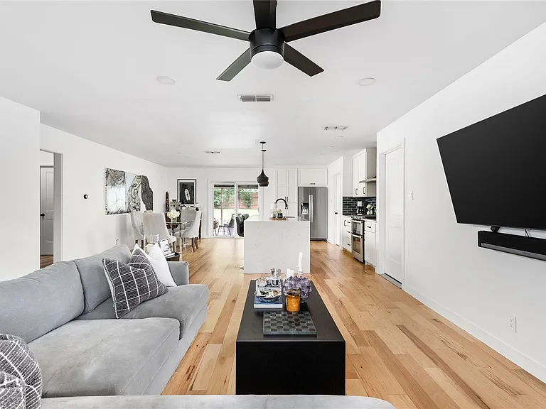 8704 Clarewood Dr — Photo 24
