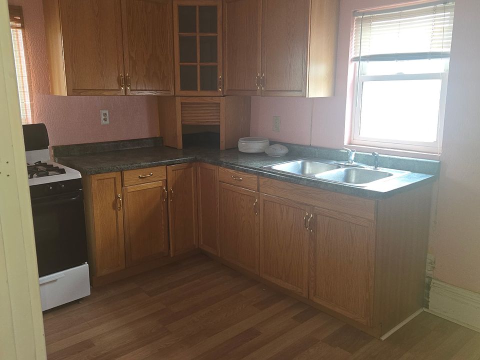 2nd image of 611 1/2 W 5th St