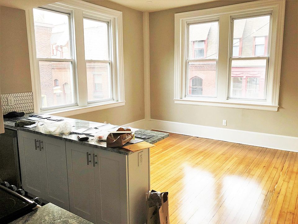 2nd image of 2045 Locust St APT 3R