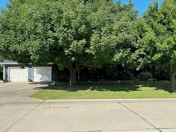 2nd image of 1918 Lake Dr
