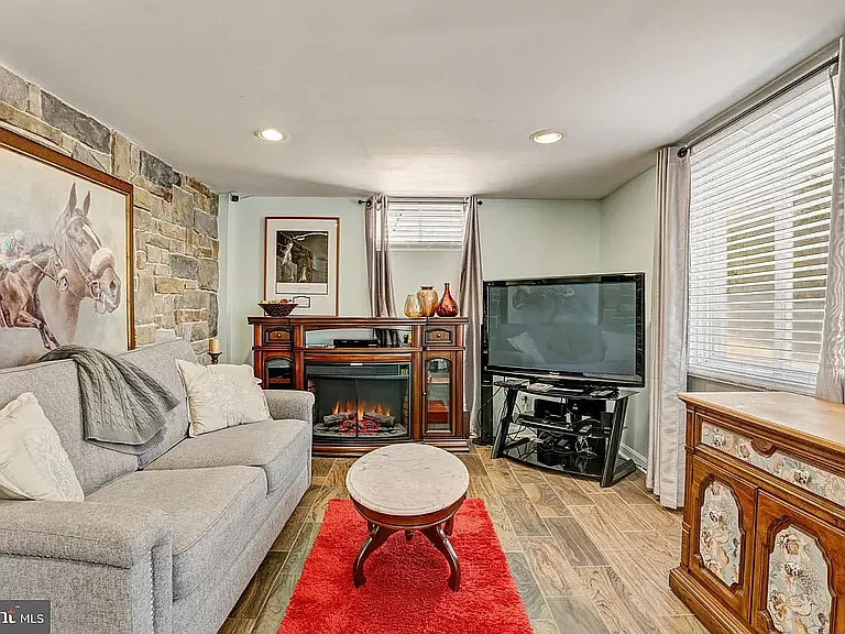 6409 The Pkwy — Photo 15