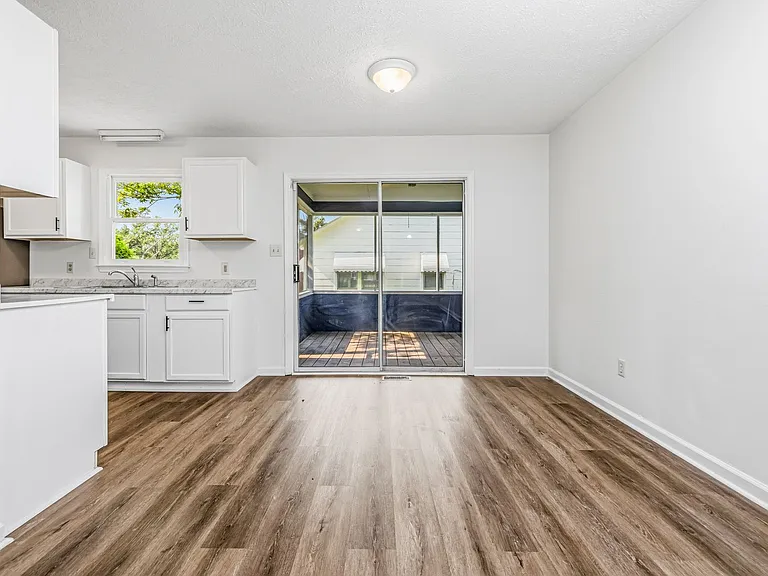 302 W 6th Ave — Photo 14