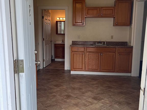 2nd image of 422 Walnut St #2