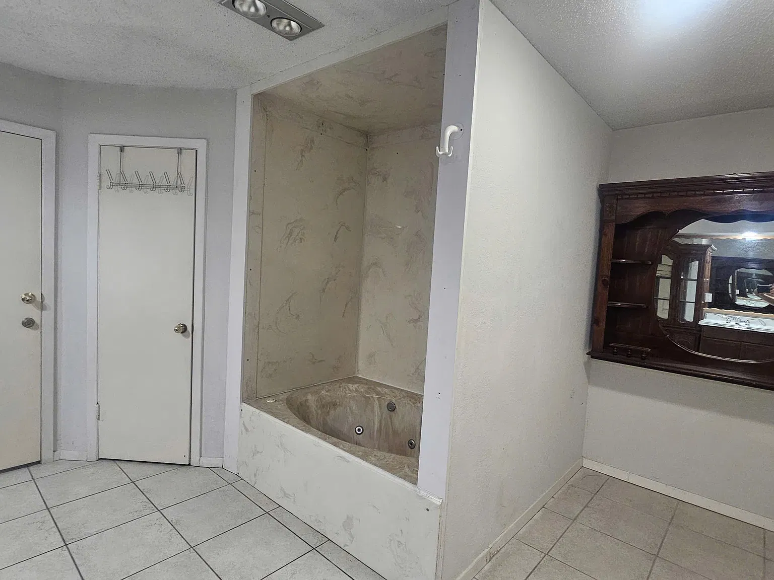 5 bed, 3.5 bath, 3230 sqft, $2,200 — Photo 4