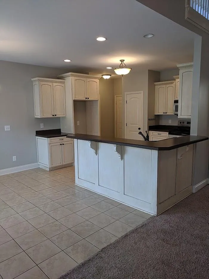 3 bed, 2.5 bath, 2347 sqft, $2,550 — Photo 4
