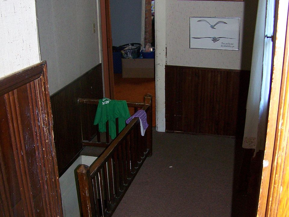 Hallway to the back bedroom