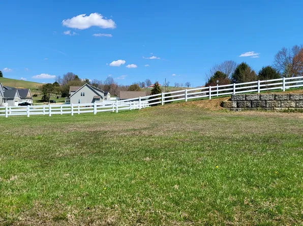 122 & 124 Kings Gate Dr, Milton, WV 25541