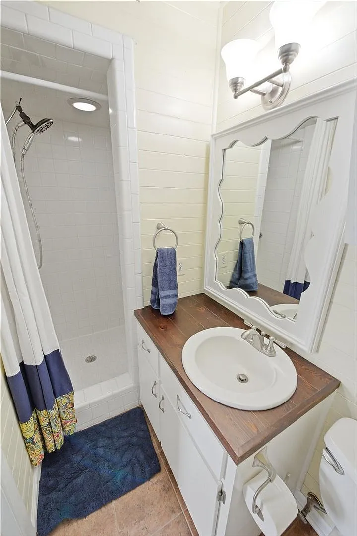 2 Bedroom Baylor Condo — Photo 4