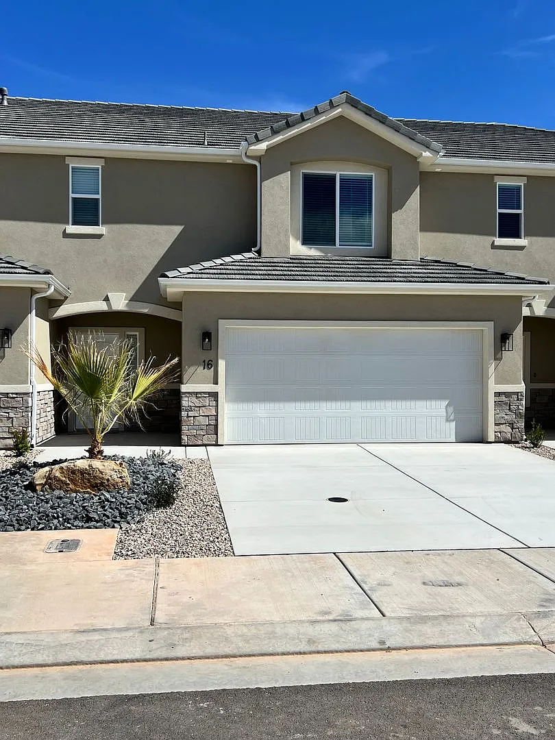 Beautiful like new townhome, 3 bedroom, 2.5 bath, 2 car garage! — Photo 1