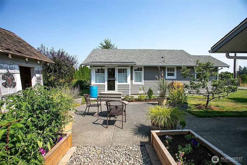 2nd image of 208 Mead Avenue