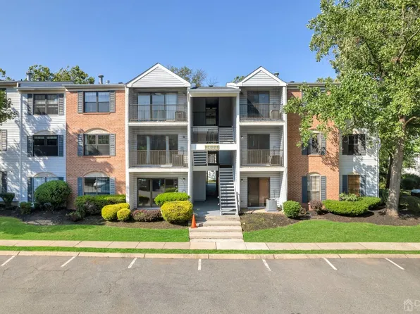 21 Canterbury Ct, Piscataway, NJ 08854