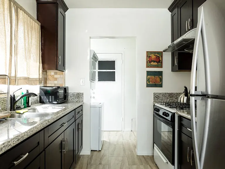 2304 Loy Ln — Photo 6