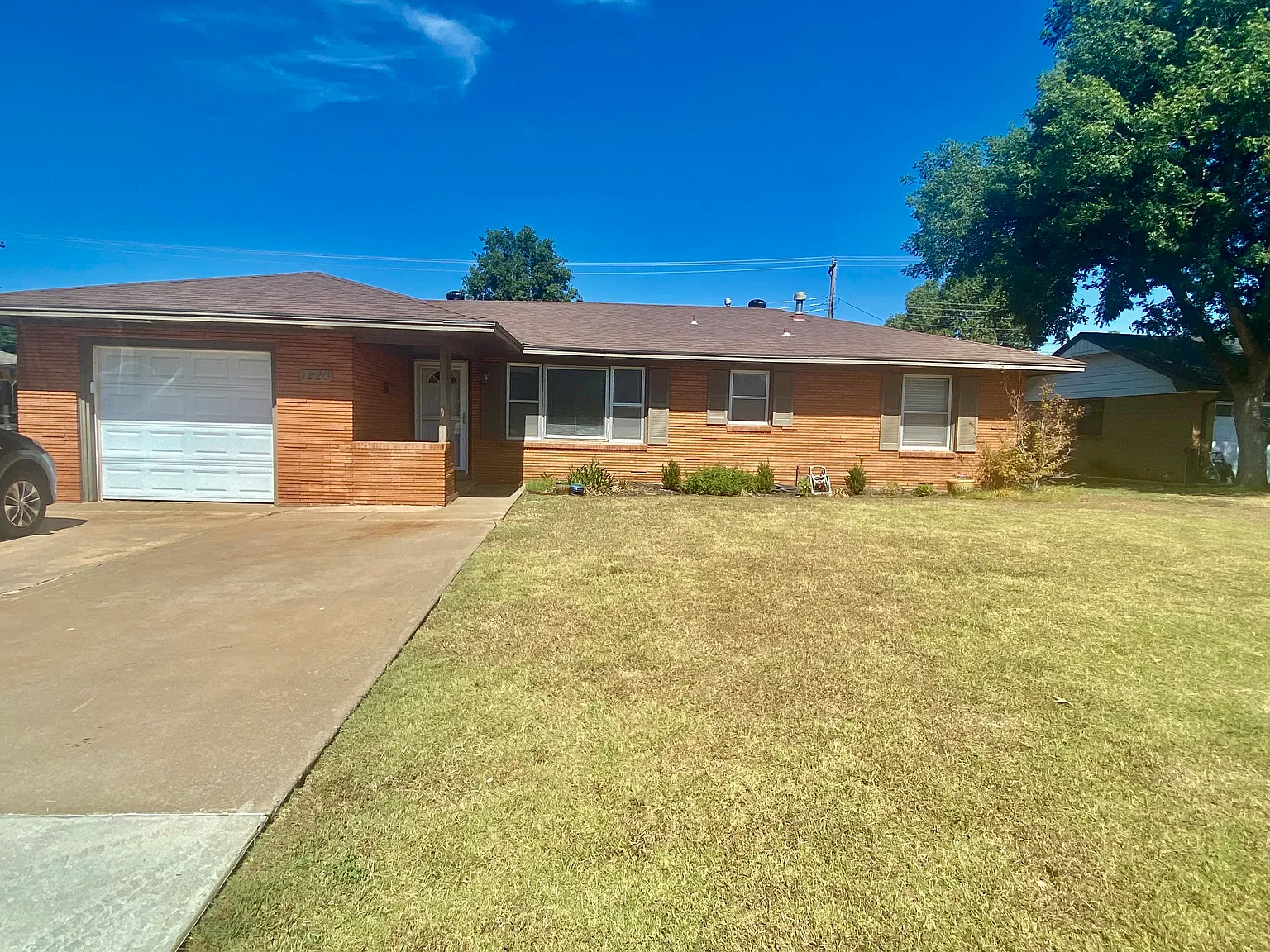 3 bed, 1.5 bath, 1221 sqft, $1,300 — Photo 1