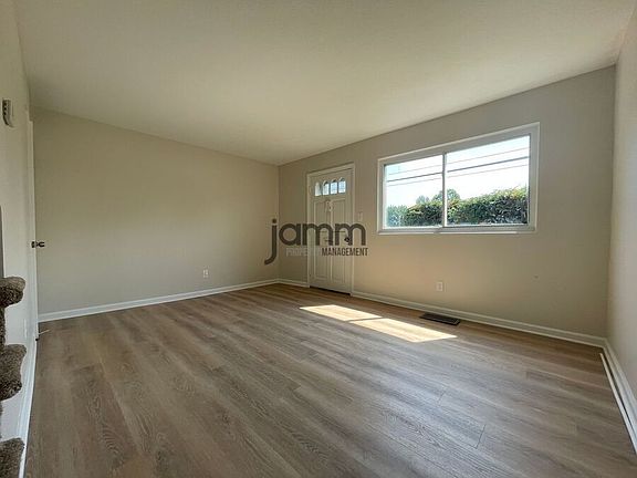 5th image of 5998 Engle Rd