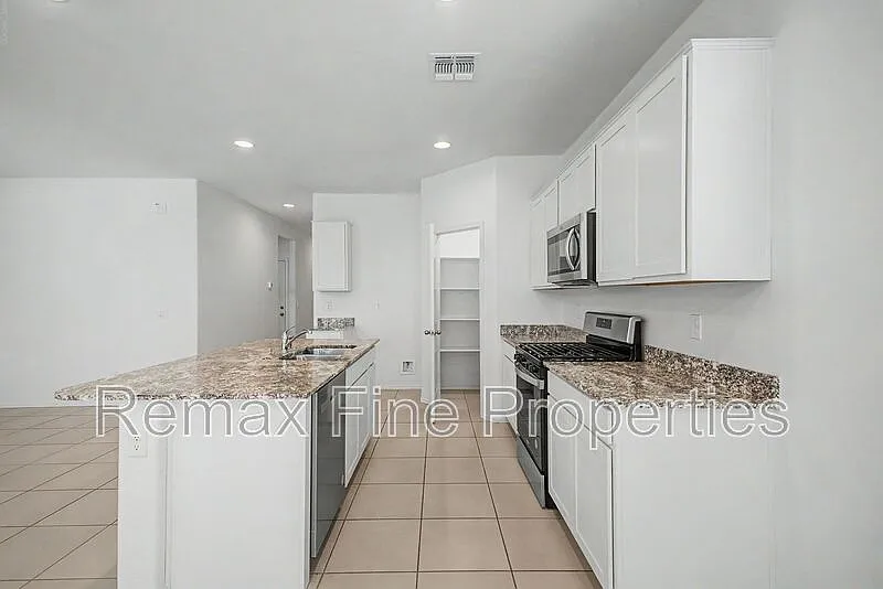4 bed, 2.0 bath, 1697 sqft, $2,000 — Photo 3