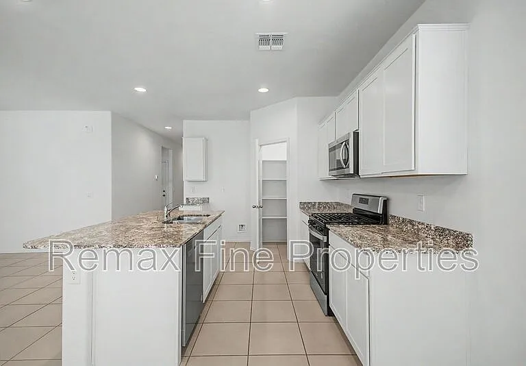 15543 W Desert Hollow Dr — Photo 3