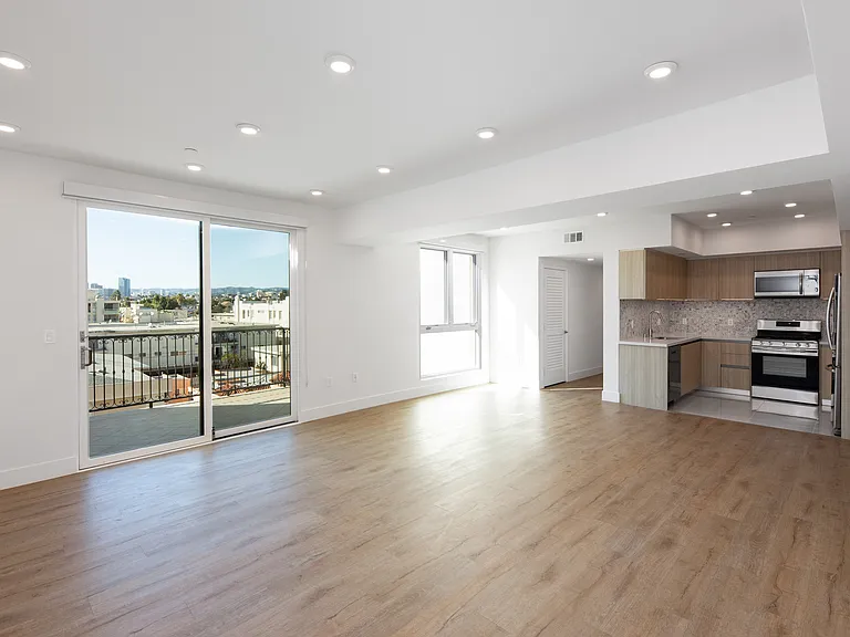 1070 S Holt Ave — Photo 13