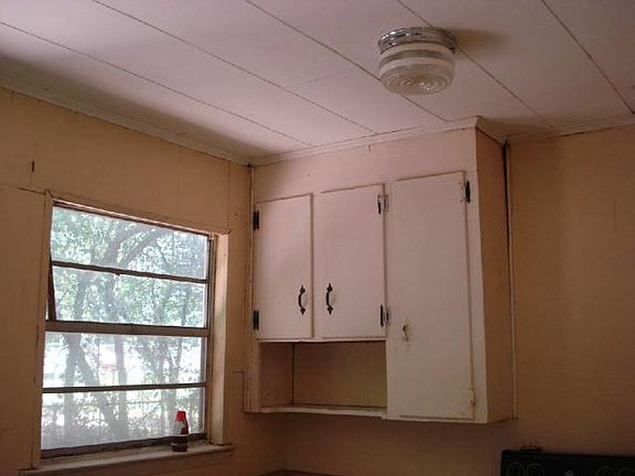 5th image of 112 E Baars St
