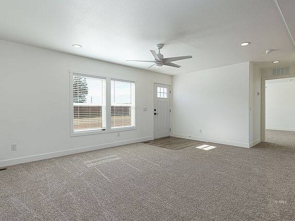 4th image of 312 Aspen St