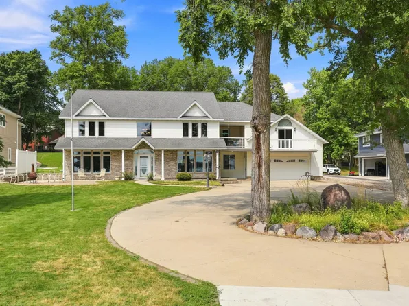1082 W Lake Dr, Detroit Lakes, MN 56501