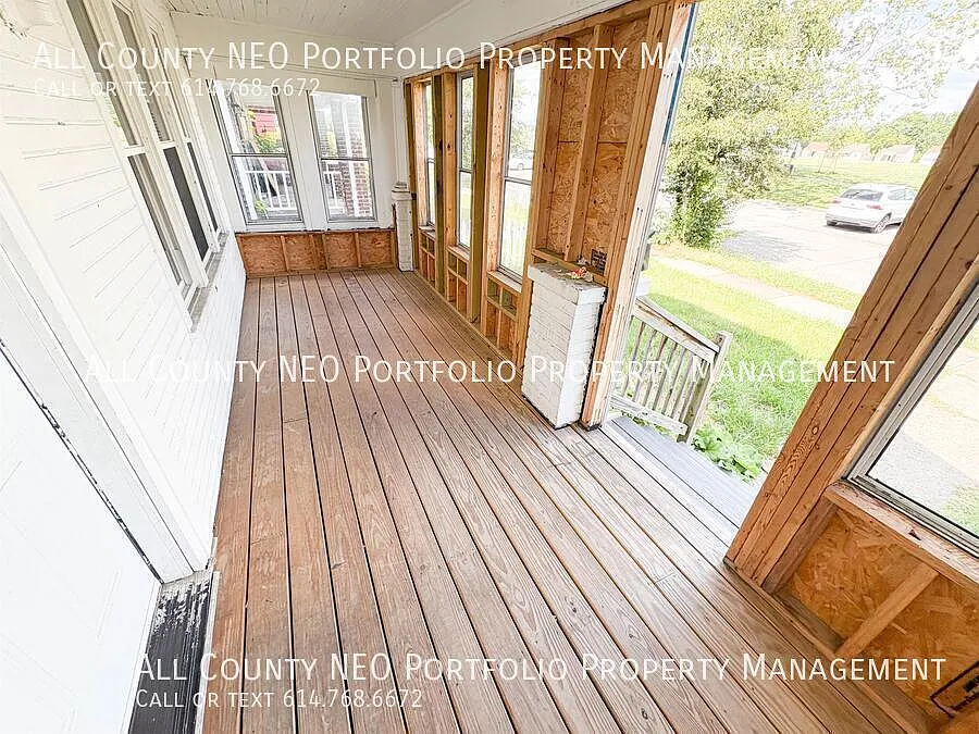 2 Bedroom Home with Enclosed Front Porch & Fenced Backyard! — Photo 4