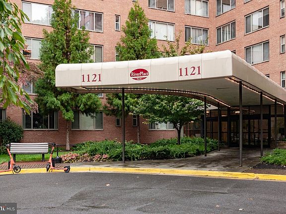 2nd image of 1121 Arlington Blvd APT 303