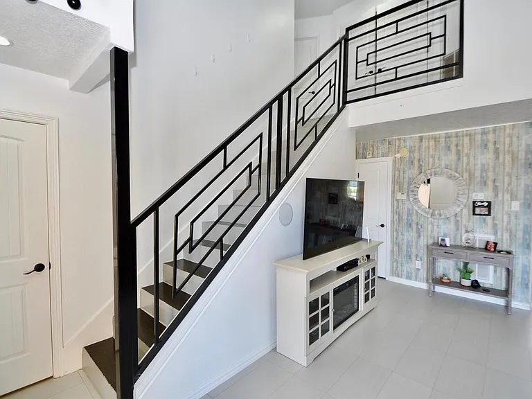 3330 Beran Dr — Photo 2