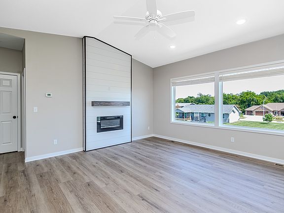 5th image of 303 Willow St