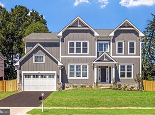 910 Fairway Dr NE, Vienna, VA 22180