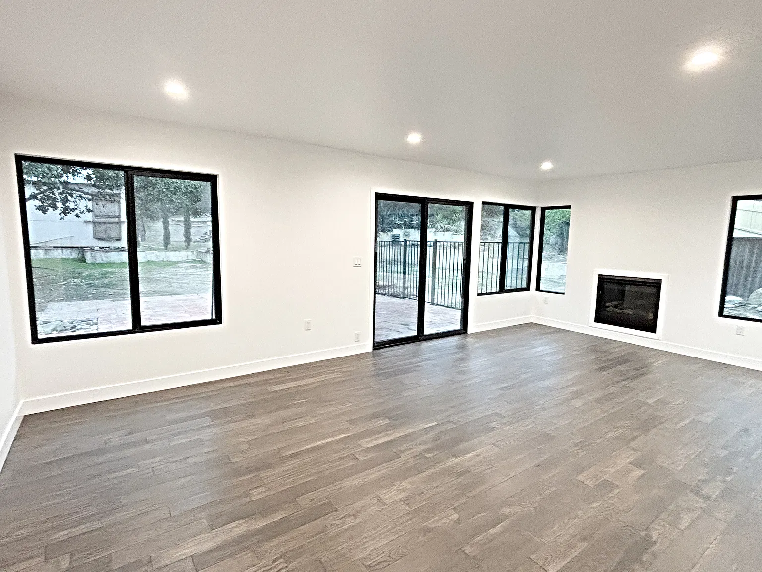 5 bed, 2176 sqft, $5,500 — Photo 3