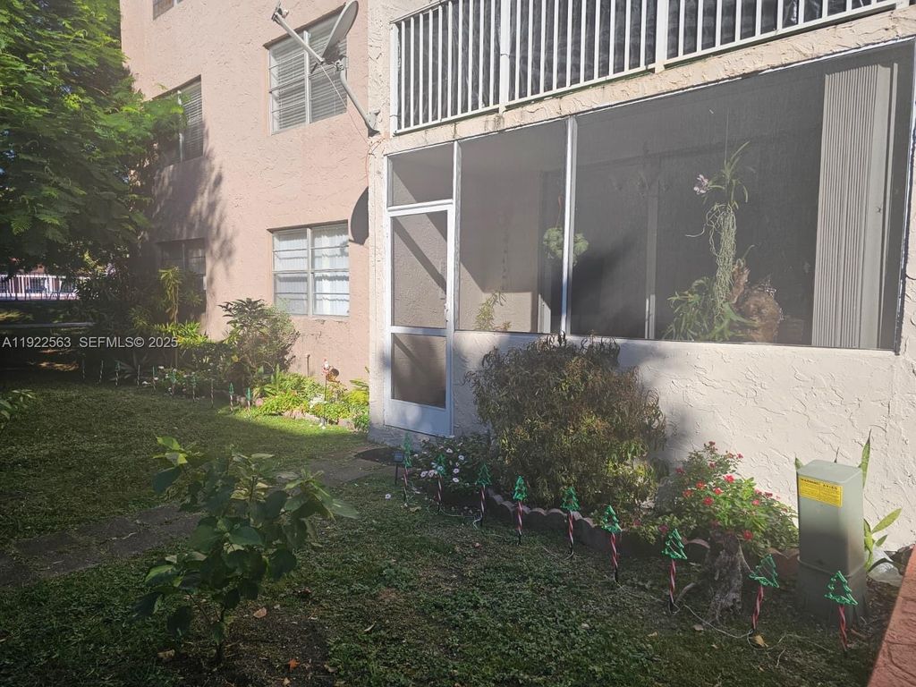 8411 NW 8th St APT 111, Miami, FL - View 2
