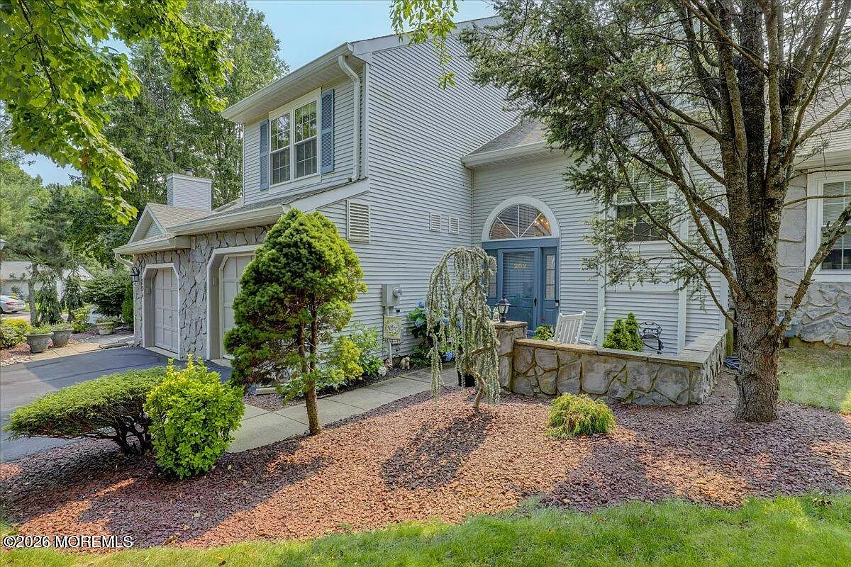3 bed, 2.5 bath, 1676 sqft, $3,900 — Photo 2