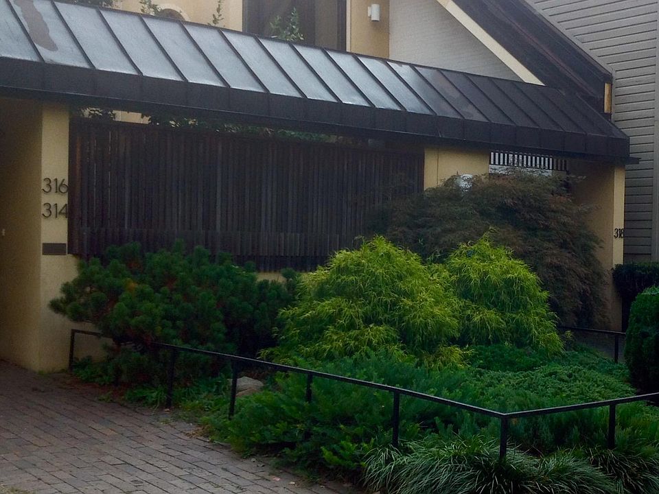 Iconic Hill home. Owners live on left side. Separate apartment entrance and courtyard on right side.