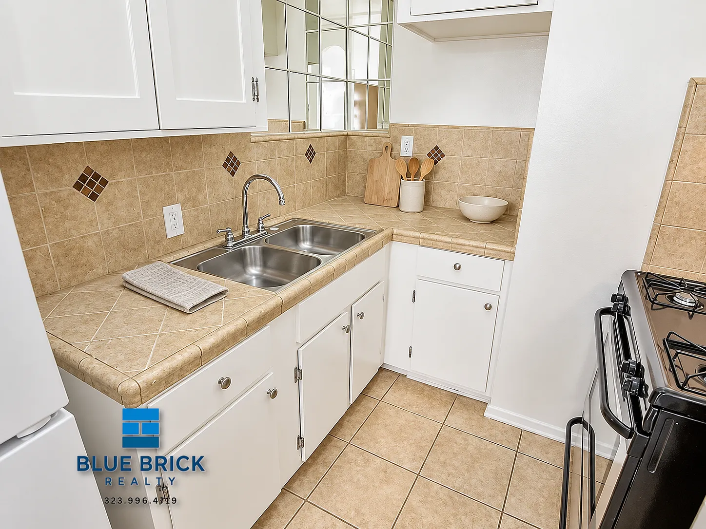 Beverly Grove Gem! 2-Bedroom with Parking & In-Unit Laundry — Photo 2