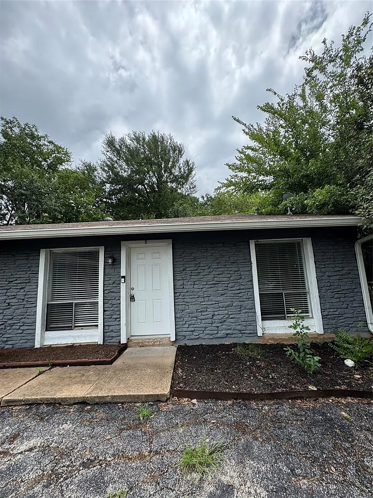2 bed, 1.0 bath, 2049 sqft, $1,350 — Photo 1