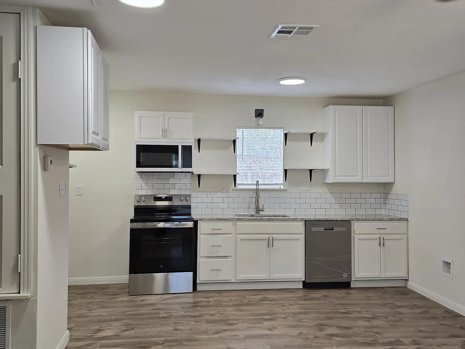 811 E Navarro Ave — Photo 3