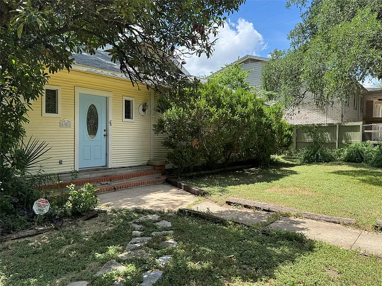 601 W San Antonio St — Photo 2
