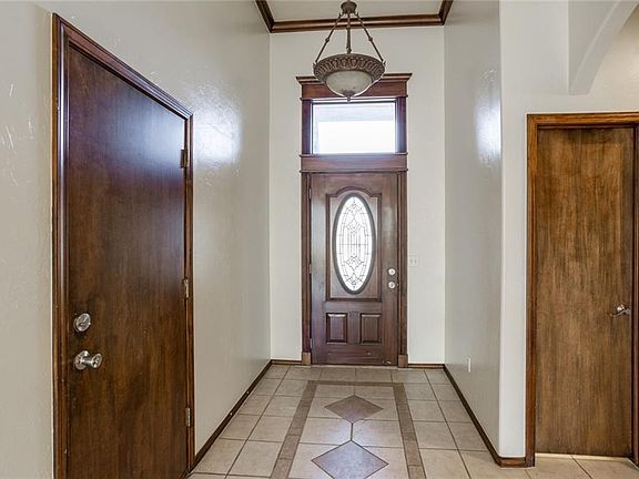 3rd image of 816 Justin Dr
