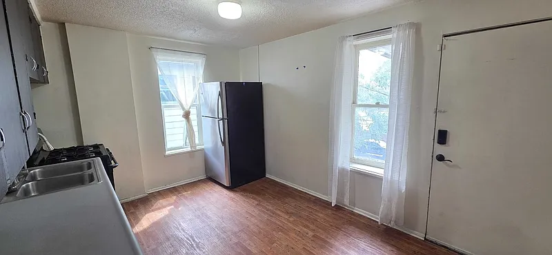 2 bed, 1.0 bath, 850 sqft, $990 — Photo 1