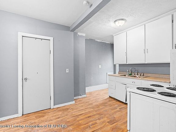 4th image of 131 S Hosmer St