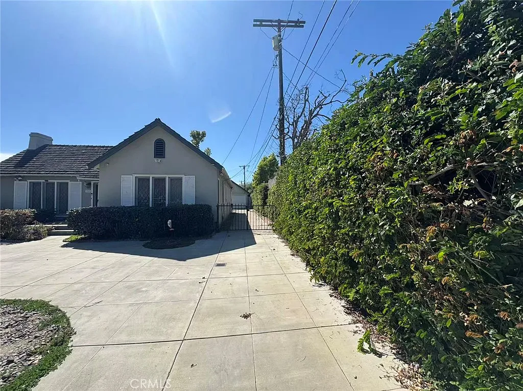 Building Photo - 1965 S El Molino Ave