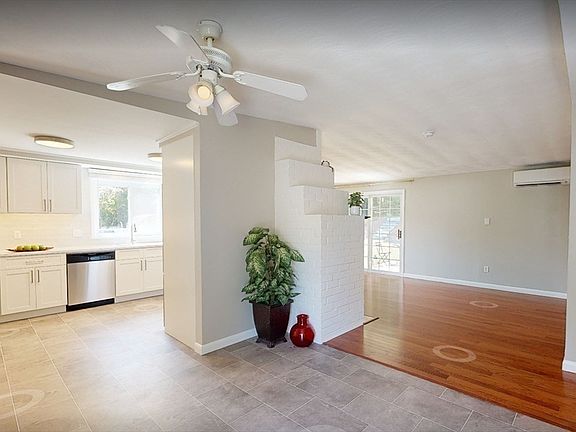 5th image of 22 Corrine Dr