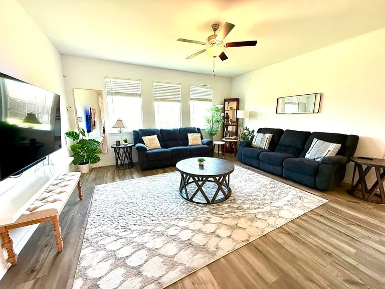 1601 Lake Grove Dr — Photo 3