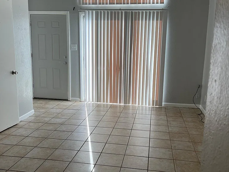 7720 E Kings Hwy #4 — Photo 4