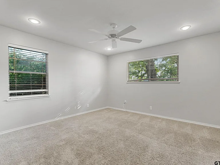 3200 Decharles St — Photo 28