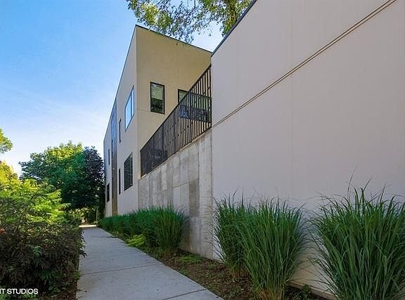 4th image of 1700 W Erie St #1